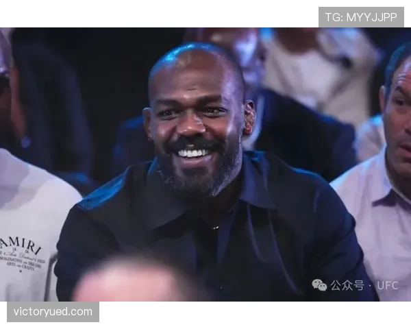 乔恩·琼斯训练完直接啃生牛肉？这自律疯了吧